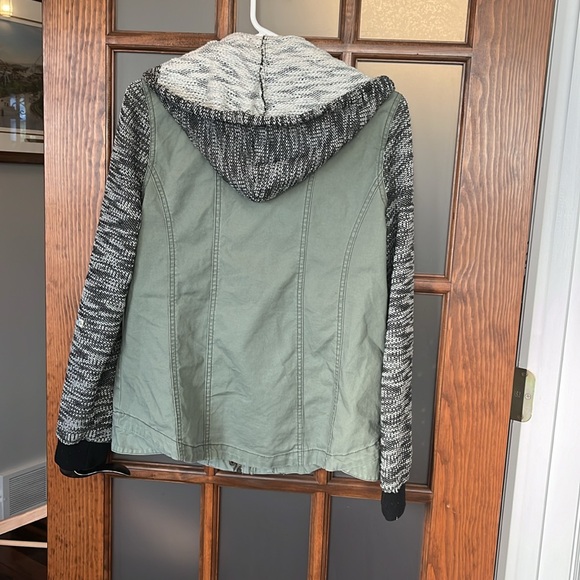 Mudd army green jacket with zipper front and snap closure.  size Medium - Picture 3 of 3